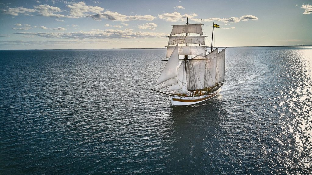 تعبیر خواب اقیانوس؛ انواع تعابیر شنا، اقیانوس آبی، طوفانی و کشتی