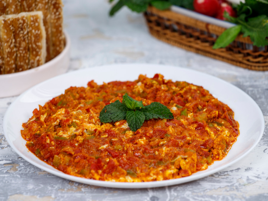 تعبیر خواب املت؛ معنی دیدن خوردن املت، درست کردن و تخم مرغ