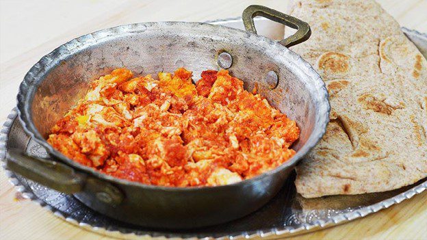 تعبیر خواب املت؛ معنی دیدن خوردن املت، درست کردن و تخم مرغ