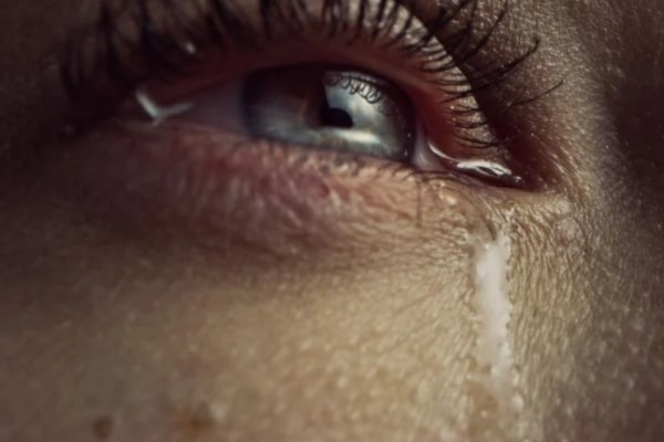 متن درباره اشک و گریه (جملات سوزناک و احساسی درباره گریه کردن و اشک ریختن)